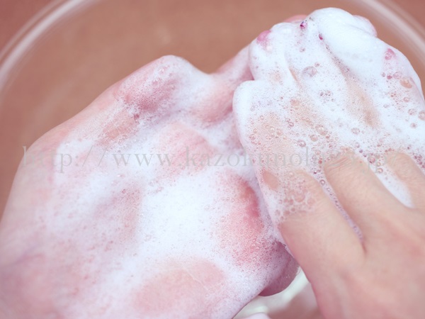 ドモホルンリンクル洗顔石鹸の泡立てているところ。手全体で泡立てることが良いとされていました。
