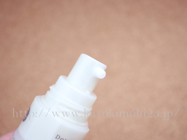 ドモホルンリンクル美活肌エキスは、美白有効成分が入っている美白美容液。プッシュノズルでプッシュプッシュします。