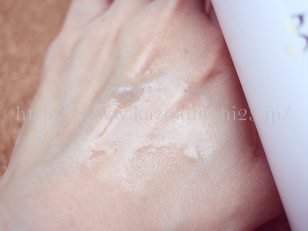 グリコggスキンケアの保湿化粧品エレジナの使用感報告。画像はエレジナ化粧水を肌になじませているところ。