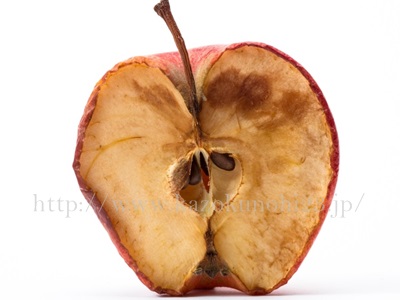油焼けは美容オイルの酸化が原因。カットして、切り分けたリンゴを放置すると表面は酸化して茶色に変色します。