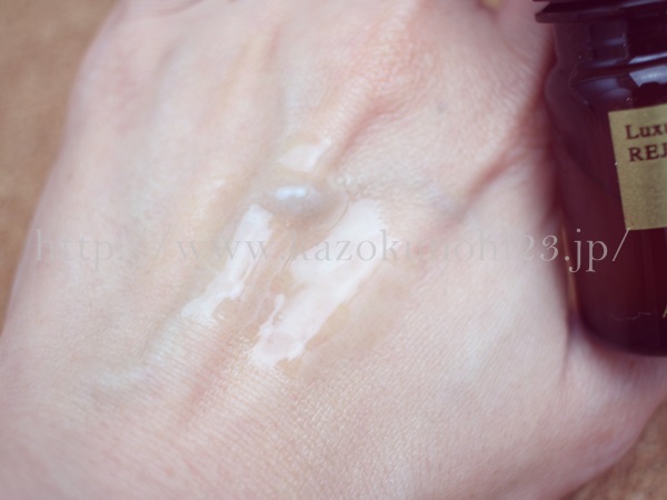 皮膚の専門医が作ったたるみ毛穴も解消できるアンプルールエイジングケア美容液の使用感・肌なじみを写真付きで紹介します。先程、手の甲にたらしたアンプルールエイジングケア美容液を反対側の指でなじませたところ。