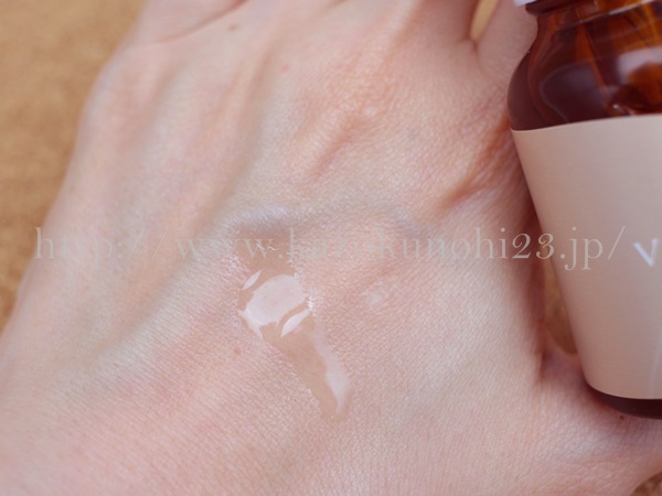 ヴァーチェのマルラオイルの１滴分を手の甲にたらしてみたところ。無色透明、特に香りつけなどがされていないので、シンプルな使い心地です。